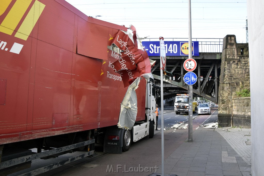 LKW blieb unter Bruecke haengen Koeln Deutz Opladenerstr Deutz Muelheimerstr P108.JPG - Miklos Laubert